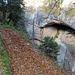 Die Grotte kann auf dieser Wanderung nicht besucht werden, es klaffen am Wanderweg entlang 20 Meter tiefe Nagelfluhwände in die Schlucht hinunter.