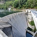 Der Staudamm des Lago Paglanedra im Centovalli und die Brücke über den Fluss Melezza.