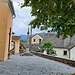 Dorfplatz bei der irche von Borgnone.