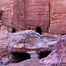 Tag 4 (23.10.) - البتراء (Al Batrā’):<br /><br />Höhlen und eines der Königsgräber am Westhang des جبل خباثة (Jabal Khabāthah).<br /><br />