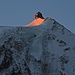 Der Zinalrothorn-Gipfel bekommt das erste Sonnenlicht
