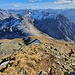 Abstieg mit Blick ins Val Sampuoir mit dem markanten Blockgletscher und das Val Laschadura rechts