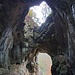 Drei teilweise über zehn Meter hohe Bögen stellen die Rest des einstigen Höhlendachs dar.