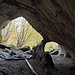  Sie ist in etwa 18 Meter lang, war aber einst Teil eines viel größeren, sehr alten Höhlensystems. Das eine Portal hat eine Breite von etwa sieben und eine Höhe von zweieinhalb Metern, das andere, durch einen Felspfeiler geteilte, ist etwa neun Meter breit und fünf Meter hoch.