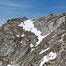 Wir querten nicht über das Schneeband zum Gipfel, sondern stiegen über den Schutt rechts im Bild zum Grat auf.