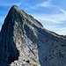 si traversa su ripida ed esposta cengia verso dx