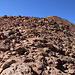 Tag 5 (24.10.) - جبل أم الدامي (Jabal ’Umm ad Dāmī):<br /><br />Auf dem mit Steinen übersähten Nordostgrat wiegt man den Gipfel erst auf den letzten Metern.
