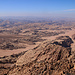 Tag 5 (24.10.) - جبل أم الدامي (Jabal ’Umm ad Dāmī):<br /><br />Gipfelaussicht nach Süden in Richtung Saudi-Arabien dessen Grenze nur gerade 2,2km entfernt liegt. Bei oprimaler Sicht wäre sogar der 169km entfernte höchster Ägyptischer Berg جبل كاترينا (Jabal Kātrīnā; 2637m) zu sehen.