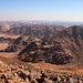 Tag 5 (24.10.) - جبل أم الدامي (Jabal ’Umm ad Dāmī):<br /><br />Gipfelaussicht nach Osten wo links unten das Trockental und die Felsnase sichtbat ist von wo wir losgelaufen waren. Erstaunlicherweise hat der markannte, etwas über 1700m hohe Nachbarberg keinen Namen, wie es auch der Beduinenführer bestätigte.