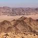 Tag 5 (24.10.) - جبل أم الدامي (Jabal ’Umm ad Dāmī):<br /><br />Gipfelaussicht nach Norden ins Naturschutzgebiet vom  وادي رم (Wādī Rum). Die Gipfel gegenüber sind alle ohne Namen und zum Teil knapp über 1700m hoch, der Höhenunterschied von der Sandebene beträgt bis etwa 400 Höhenmeter.