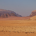 Tag 5 (24.10.) - وادي رم (Wādī Rum):<br /><br />Als wir zurück fuhren und die Sandfarbe von ocker auf rötlich wechselte, zeigte sich eindrücklich der breite, nicht ganz einfach besteigbare جبل رم (Jabal Rum). Er ist mit 1751m der zweithöchste Berg Jordaniens  Bis 1965 war der Jabal Rum noch der höchste Berg Jordaniens; nach Abschluss des Grenzvertrages mit Saudi Arabien wurde die Grenze nach Süden verlegt und so wurde der hundert Meter höhere جبل أم الدامي (Jabal ’Umm ad Dāmī) Jordaniens neuer Landeshöhepunkt.
