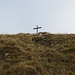 Zuerst denke ich, dass es sich um ein kleines Kreuz handelt, aber dorthin sind noch mehr Höhenmeter aufzusteigen, als es den Anschein hatte.