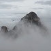 Nebelumwobene Bergspitzen