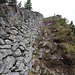 Der Kantonsgrenzenmauer entlang gehts die letzten Meter zum Chimispitz