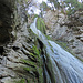 Der Wasserfall ergiesst sich über mehrere Meter eine Felswand hinunter.