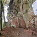 Der erste Felsen ist die Wilgartaburg. Nach einem Aufstieg parallel zum Felsen führt hier ein Weg weiter hinauf.