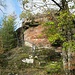 Über einen gesicherten Pfad gelangt man bis auf die oberste Plattform. Von der Burg, die vor 700 Jahren dort stand, ist fast nichts erhalten.