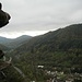 Und ganz vorne auf dem Haubenthaler Felsen, Blick hinunter ins Queichtal.