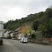 Nach dem vielen hin- und her des Abstiegswegs bin ich jetzt in Rinnthal angekommen. Rechts oben sieht man noch einmal den Kostenfels.