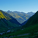 Blick das Sulzltal raus. Hinten müsste im Mittelgrund die Mutte sein, und im Hintergrund Marchspitze und Ilfenspitzen.