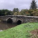 Die kleine Brücke in Lerryn, die über den River Lerryn führt.