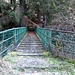 Il ponticello sul torrente e l'indicazione del sentiero 117