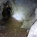 Die Rund 20 Meter lange Höhle kann man durchschreiten / kraxeln, da sie zwei Eingänge hat.