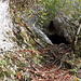 Um zum Schnurreloch zu gelangen, muss man zuerst durch eine Rund 20 Meter lange Höhle wandern.