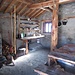 L'interno del bivacco.