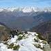 Eccoci in arrivo all’omino di vetta del Dosso Tachèr (m 2100) con le montagne della Val Masino sullo sfondo.