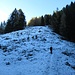Terminato il ripido bosco ecco comparire la neve che ci accompagnerà da qui in poi.