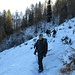 Ritornati nell’ombra nei boschi, il sentiero compie un lungo traverso per dirigersi verso il Bivacco Tachèr.