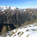 Sulla nostra destra le montagne della Val Corta, che qui si divide in Val Budria e Val di Lemma. A sinistra, il Monte Lago, che abbiamo salito dal versante opposto alla fine di settembre, mangiando poi al Rifugio Alpe Piazza.