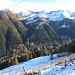 Sul lato opposto della Val Lunga la corona di  montagne innevate che, iniziando dal Pizzo Torrenzuolo, proseguono verso le valli bergamasche.