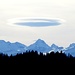 ein Ufo über den Gipfeln