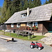 An der Tonnerhütte - Vorbei an der "Zirbenhütte", einem weiteren Gebäude im "AlmDorf Tonnerhütte".