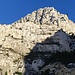 Grande Candelle. L'arête démarre dans la grande dalle blanche à l'ombre. Approche bucolique au petit matin Grande Candelle. L'arête démarre dans la grande dalle blanche à l'ombre.