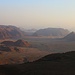 Tag 7 (26.10.):<br /><br />Eine Landschaft wie auf einem anderen Planeten zeigte sich bei der Fahrt nach von العقبة (Al ‘Aqabah) nach عمان (‘Ammān) kurz vor Sonnenuntergang. Das kreite Tal bfindet sich südlich von der Industiestadt معان (Ma‘ān) beim Ort رأس النقب (Ra’s an Naqab).