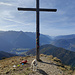 Großes Gipfelkreuz auf der Cima Durmont mit Tollem Blick ins Valle Giudicario
