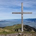 Gipfelkreuz Kamor. Es liegt Nebel am Bodensee