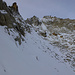 Querung NE P. 2904 nach NW zur Abflachung ca. 2900, darüber in der Mitte das SE-Couloir zum oberen S-Grat, der nach rechts zum Gipfel führt, und rechts von diesem der E-Grat (Abstiegsroute)