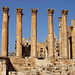 Tag 8 (27.10.) - جرش (Jarash):<br /><br />Der Artemis-Tempel mit seinen mächtigen 12 Säulen ist warscheinlich nie ganz fertig gestellt worden. Er entstand um das Jahr 150, also etwas früher als der mächtige Zeustempel, dem Haupttempel Gerasas.
