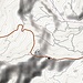 Karte vom جبل نيبو (Jabal Nībū) dessen Gelände östlich der Kirche etwa  eine Höhe von 710m aufweist. Oftmals findet man in der Literatur eine Höhe von 808m für den Gipfel. Diese Höhenangabe ist jedoch eine namenlose Geländekuppe zirka 1½km ostsüdöstlich des Jabal Nībū.(rects unten ausserhalb der Kate). Der Berg hat wenig Schartenhöhe, aber er sit ein ausgeprägter Vorsprung über den Abhängen zum Jordangraben, weshalb er ein augenfälliger geografischer Punkt darstellt.