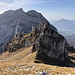 Im Aufstieg zur Cima Lastei - Rückblick zum Passo Valbona, hinten im Gegenlicht: Monte Teverone/Cimon.