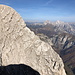 Cima Lastei - Blick auf die steilen östlichen Abbrüche des Col Nudo mit mehreren großen, überhängenden "Felswülsten".