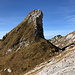 Im Aufstieg zum Passo Valbona - Kurz nach dem Passieren des Col di Piero (der steil aufragende Felskegel wird west-/nordseitig umgangen).