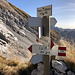 Am Passo Valbona - Der 2.130 m hohe Pass ist erreicht. Die Dolomiten-Höhenwege führen nun in andere Richtungen, und erstmals ist auch der Col Nudo ausgewiesen.
