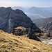 Cima Lastei - Blick übe die Südflanke, u. a. zum Monte Teverone/Cimon (rechts davon).