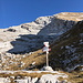Im Aufstieg zum Passo Valbona - Am Wegabzweig/Wegweiser Busa Toronda (1.997 m). Danach geht's nah an der Felswand (rechts) weiter. 