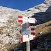 Im Aufstieg zum Passo Valbona - Am Wegabzweig/Wegweiser Busa Toronda, wo auch die Dolomiten-Höhenwege 6 und 7 aufeinandertreffen.